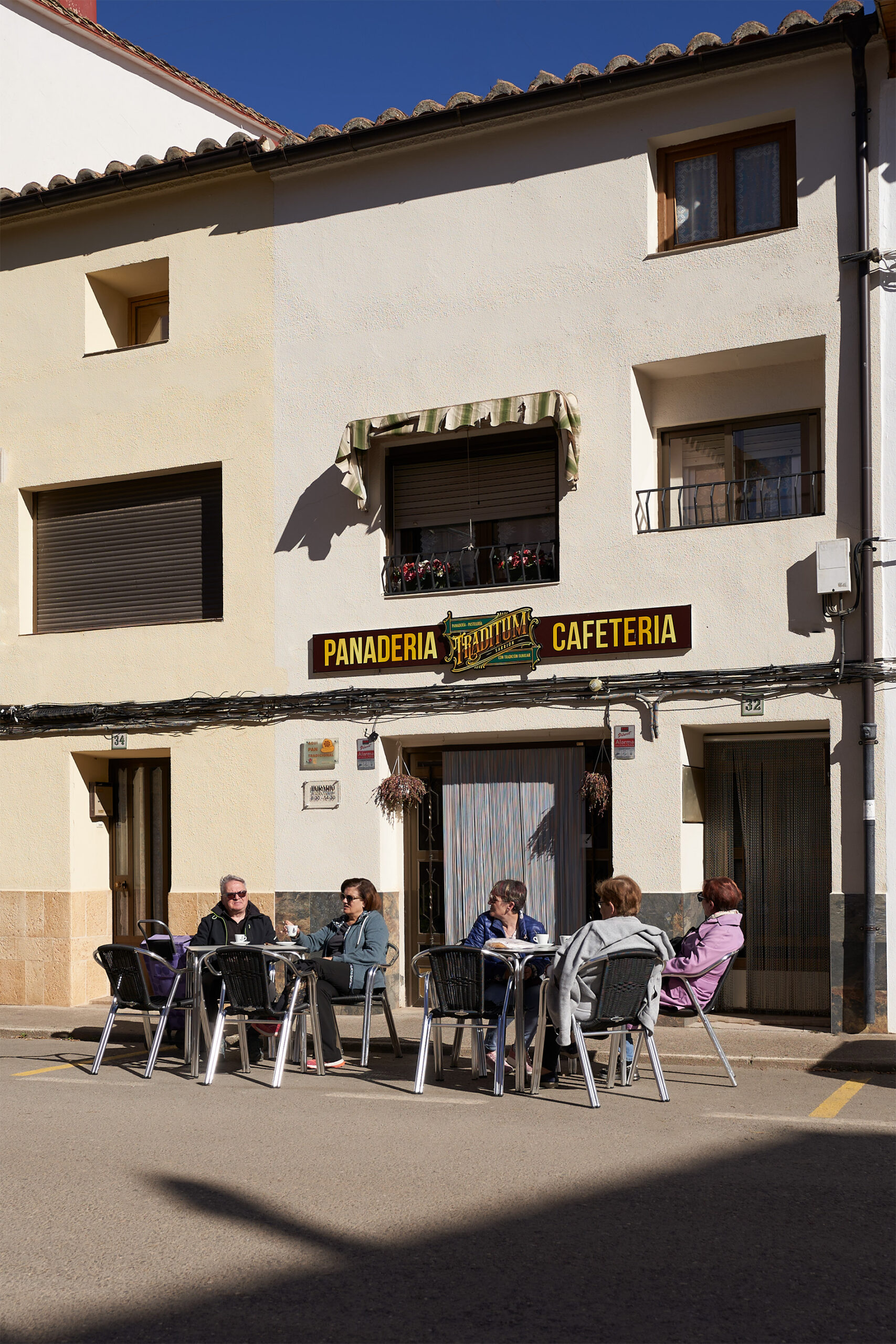 persona tomando un café