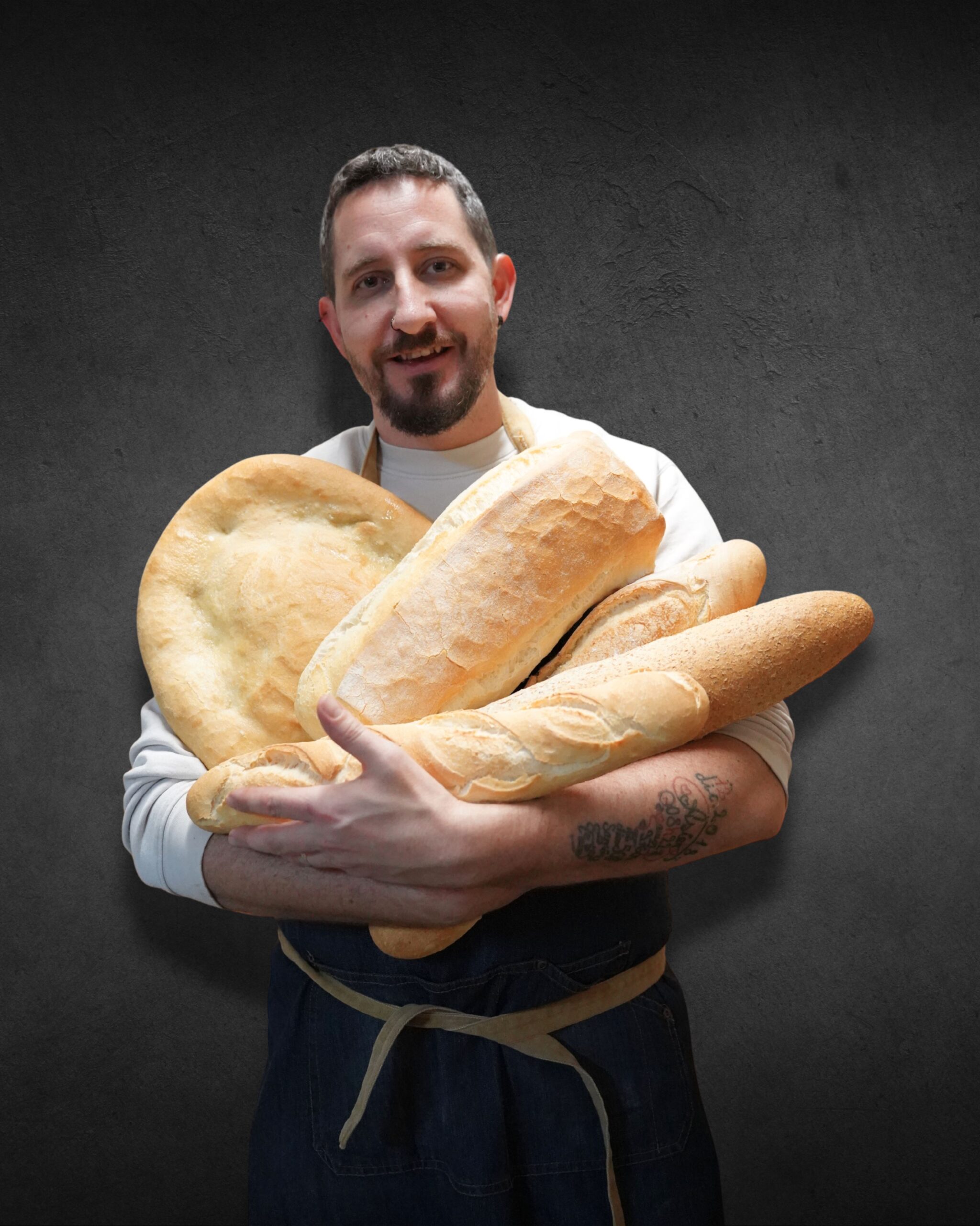 panadero amasando tradicionalmente