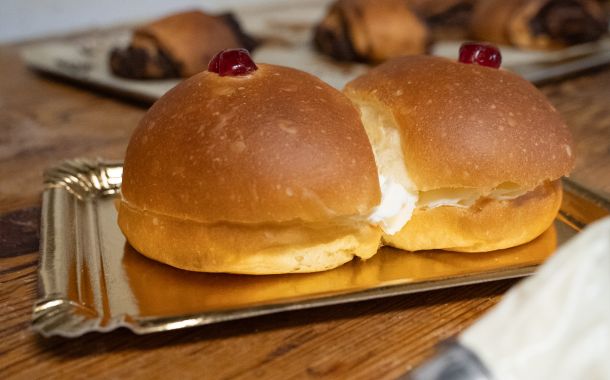 imagen pastelero tradicional haciendo croisant