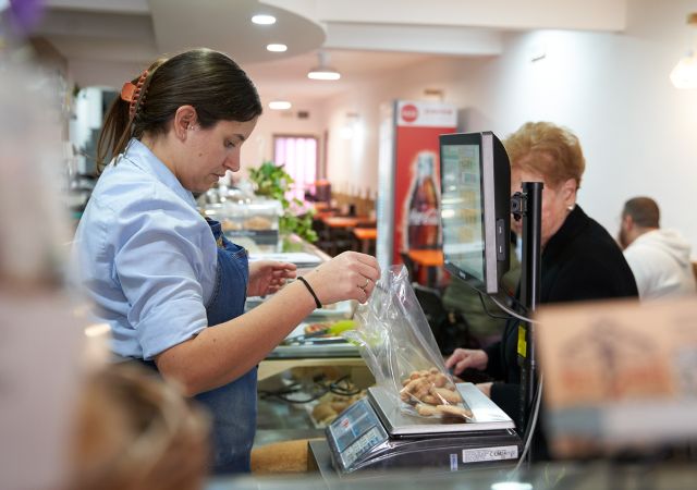 chica atendiendo en la panaderia