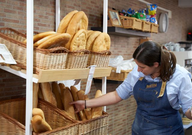 panadera vendiendo pan en pastelería
