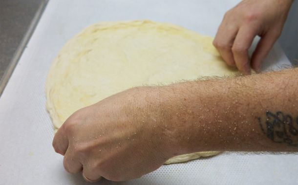 cocinera mayor haciendo tarta