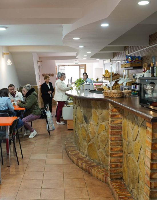 imagen persona tomando un café en la pasteleria